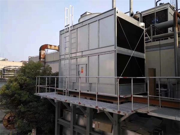 要想知道开式冷却塔的水是如何冷却，必须明白其散热原理